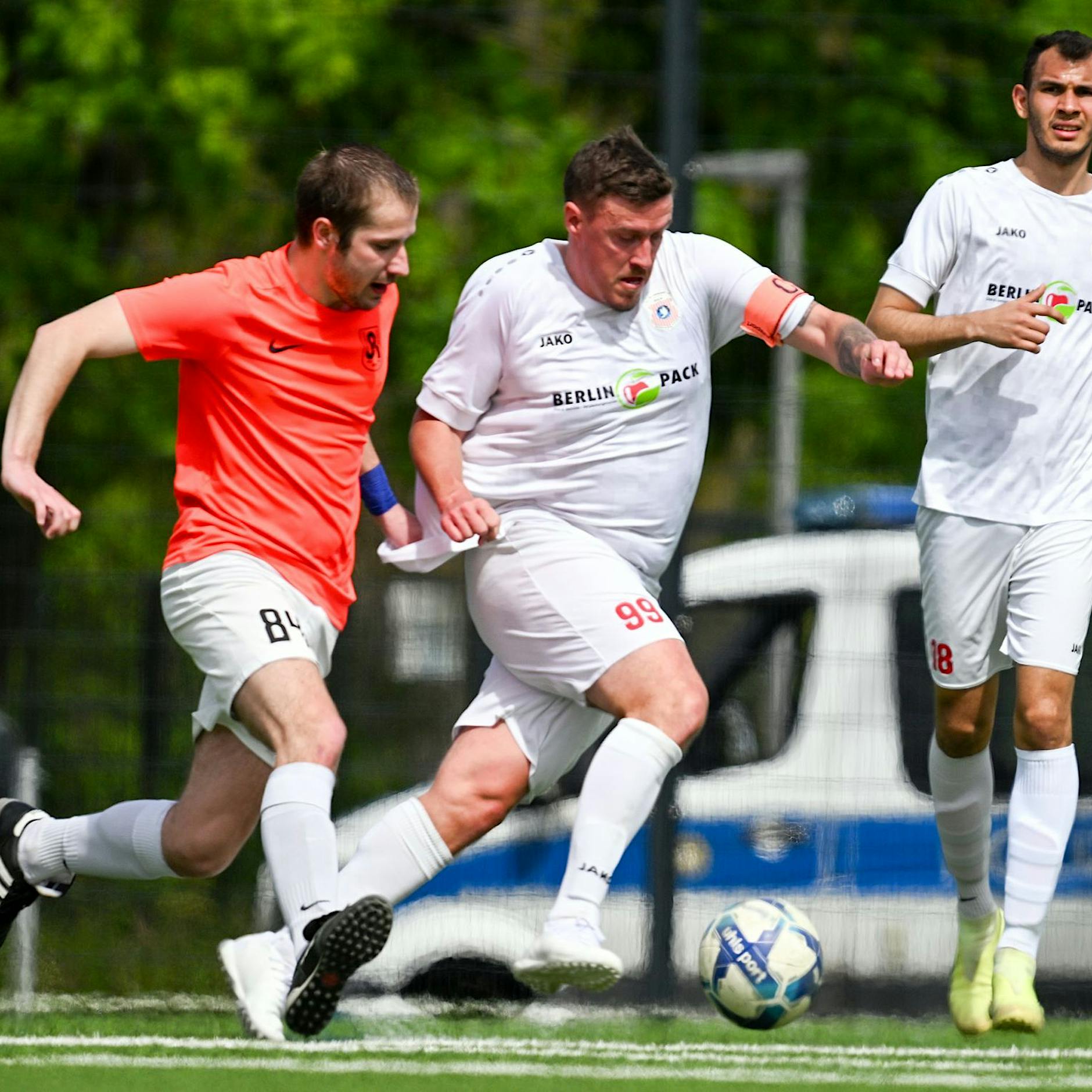 Mit Roller und Gucci-Rucksack nach Spandau: So lief Max Kruses Kreisliga-Debüt