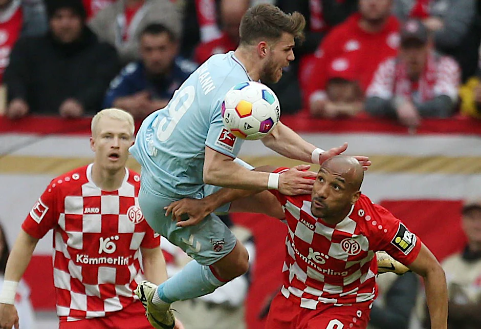 Jan Thielmann (Mitte) lieferte sich mit dem 1. FC Köln einen harten Fight gegen den FSV Mainz 05.