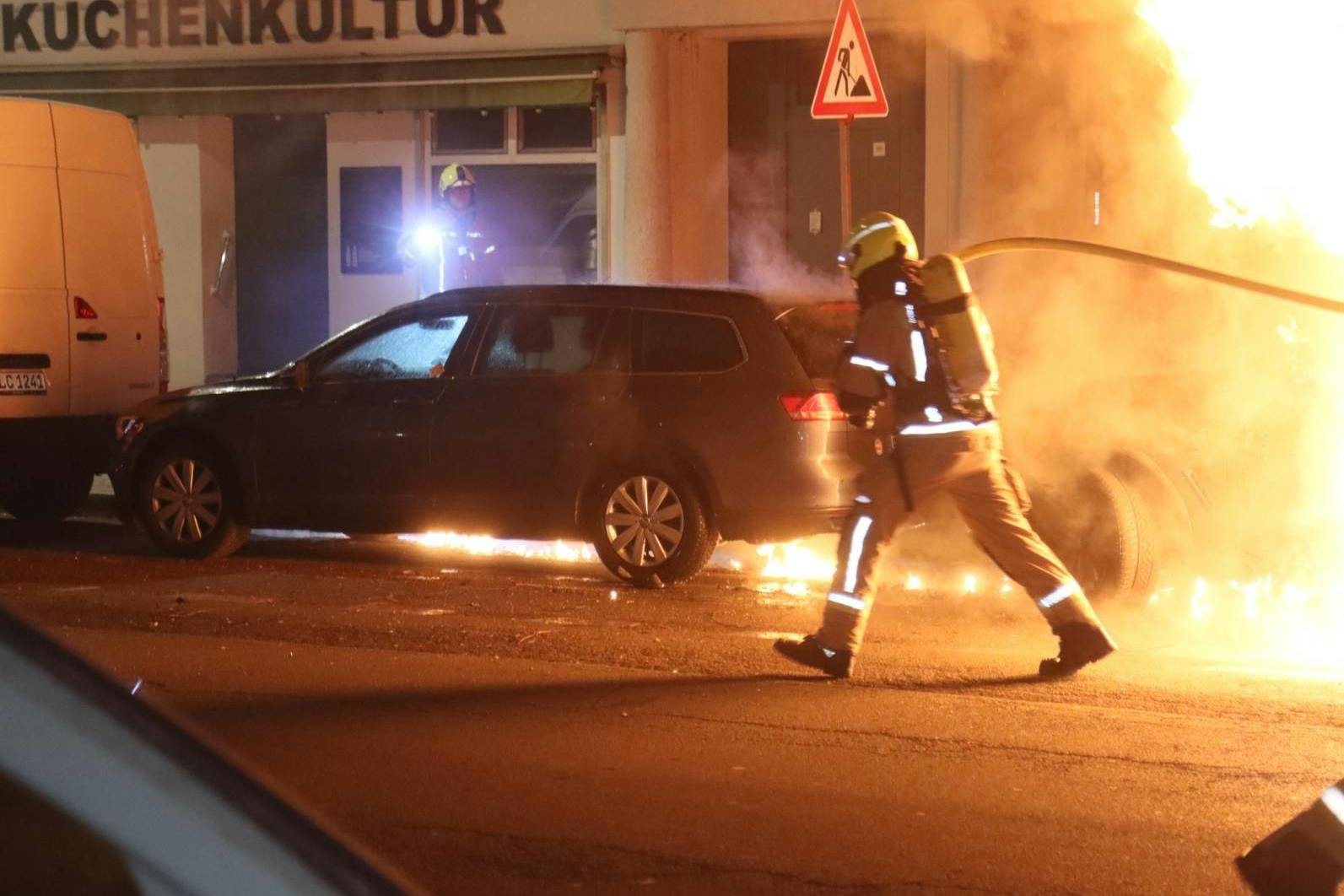 Feuerwehrleute löschen ein brennendes Auto in der Großbeerenstraße.