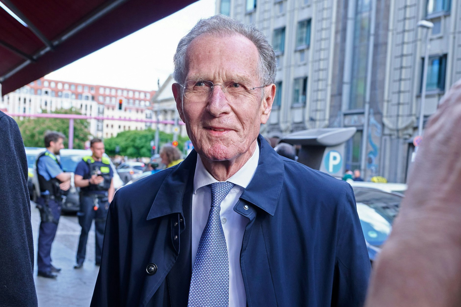 Bert Rürup, Wirtschaftswissenschaftler und Hochschullehrer, mischt sich unter die Gäste