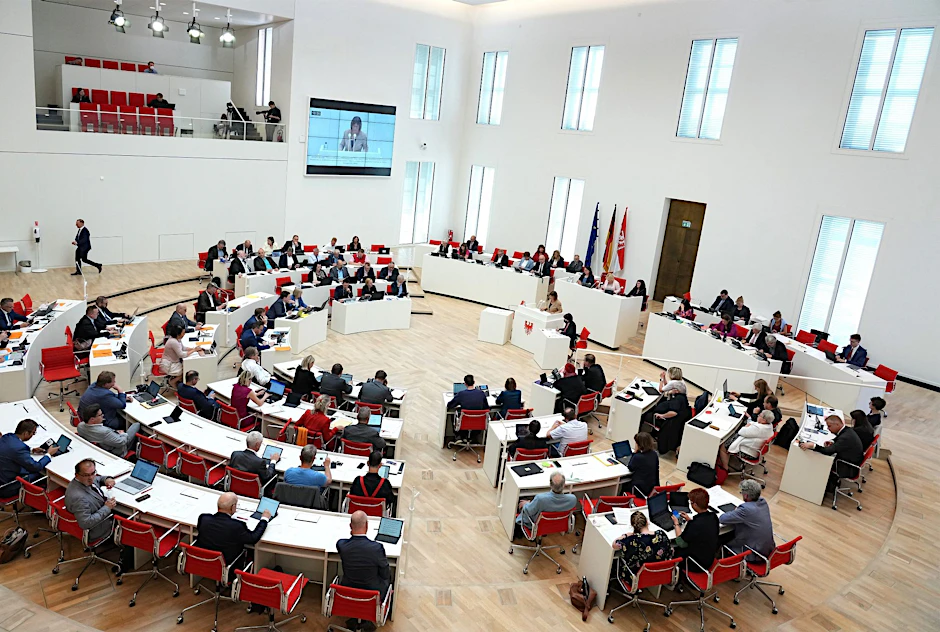 ARCHIV - Einer Landtagssitzung im Brandenburger Landtag.  