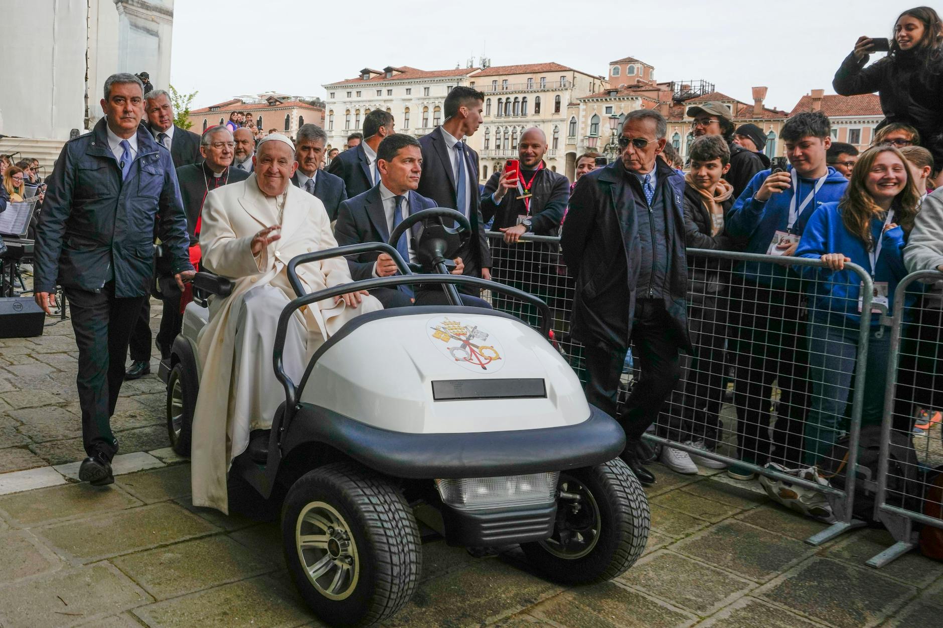 Papst Franziskus kommt zu einem Treffen mit jungen Menschen vor der Basilika Santa Maria della Salute an.