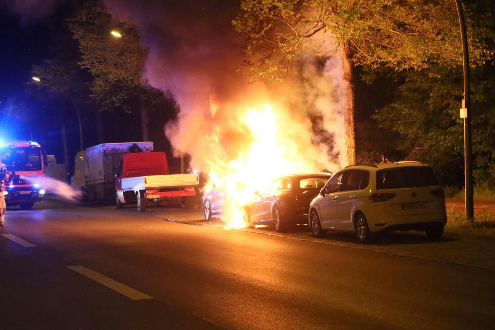 Ein Fahrzeug brennt am Columbiadamm. 