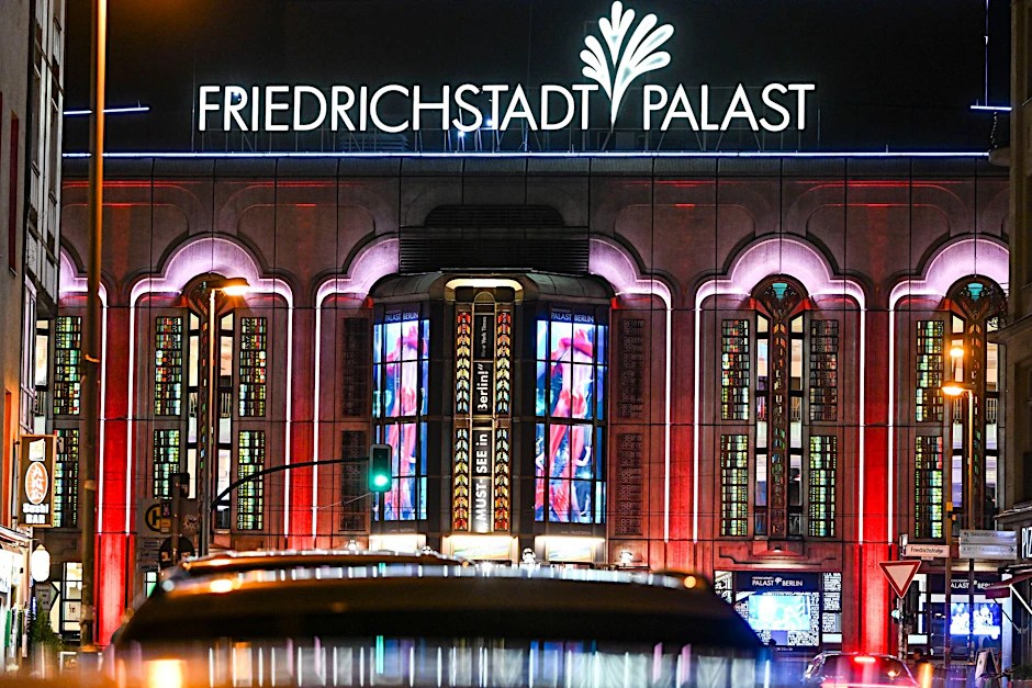 ARCHIV - Der Friedrichstadt-Palast ist während der Premiere der Grand Show "Falling - In Love" festlich beleuchtet.  