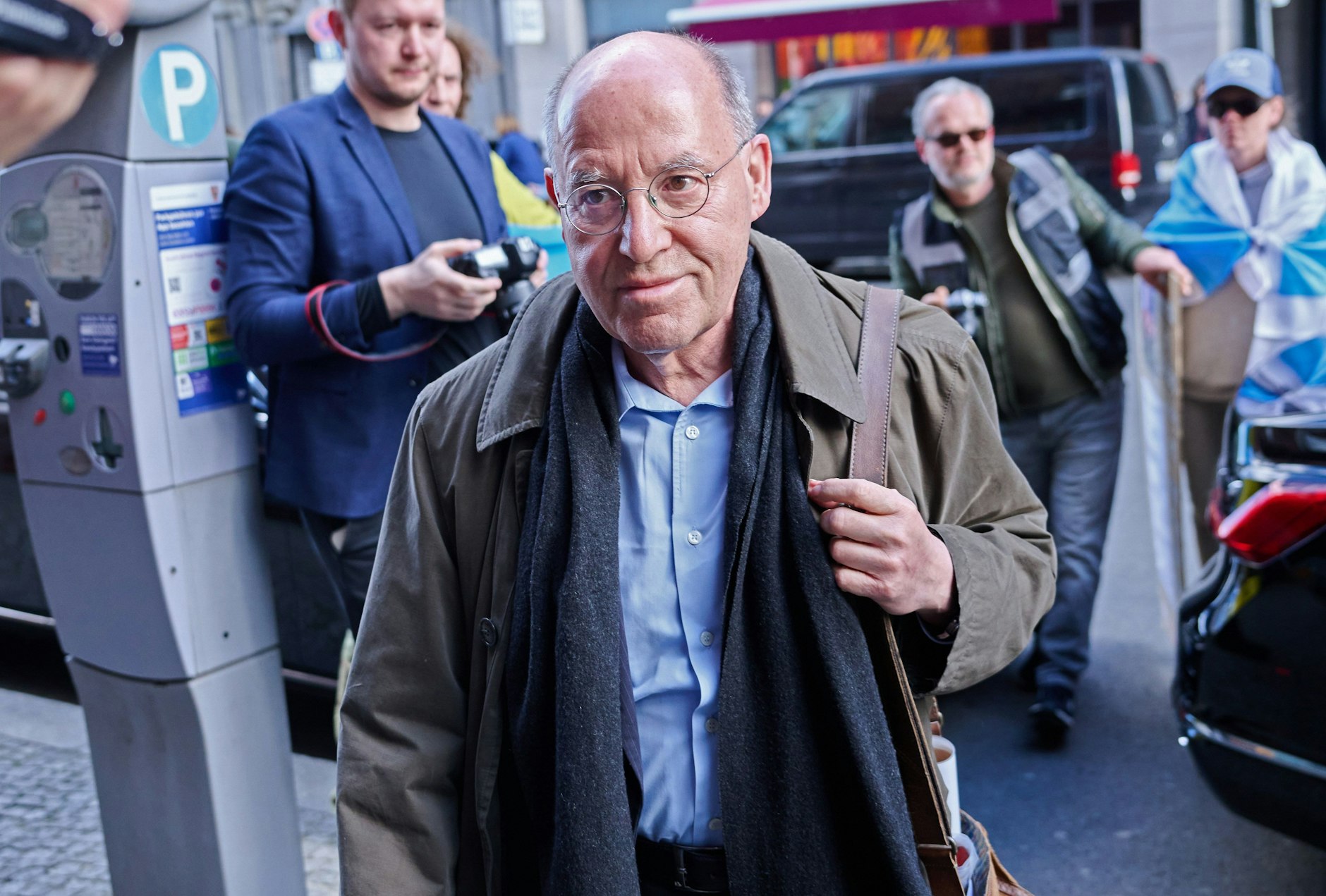 Gregor Gysi (Die Linke) kommt allein