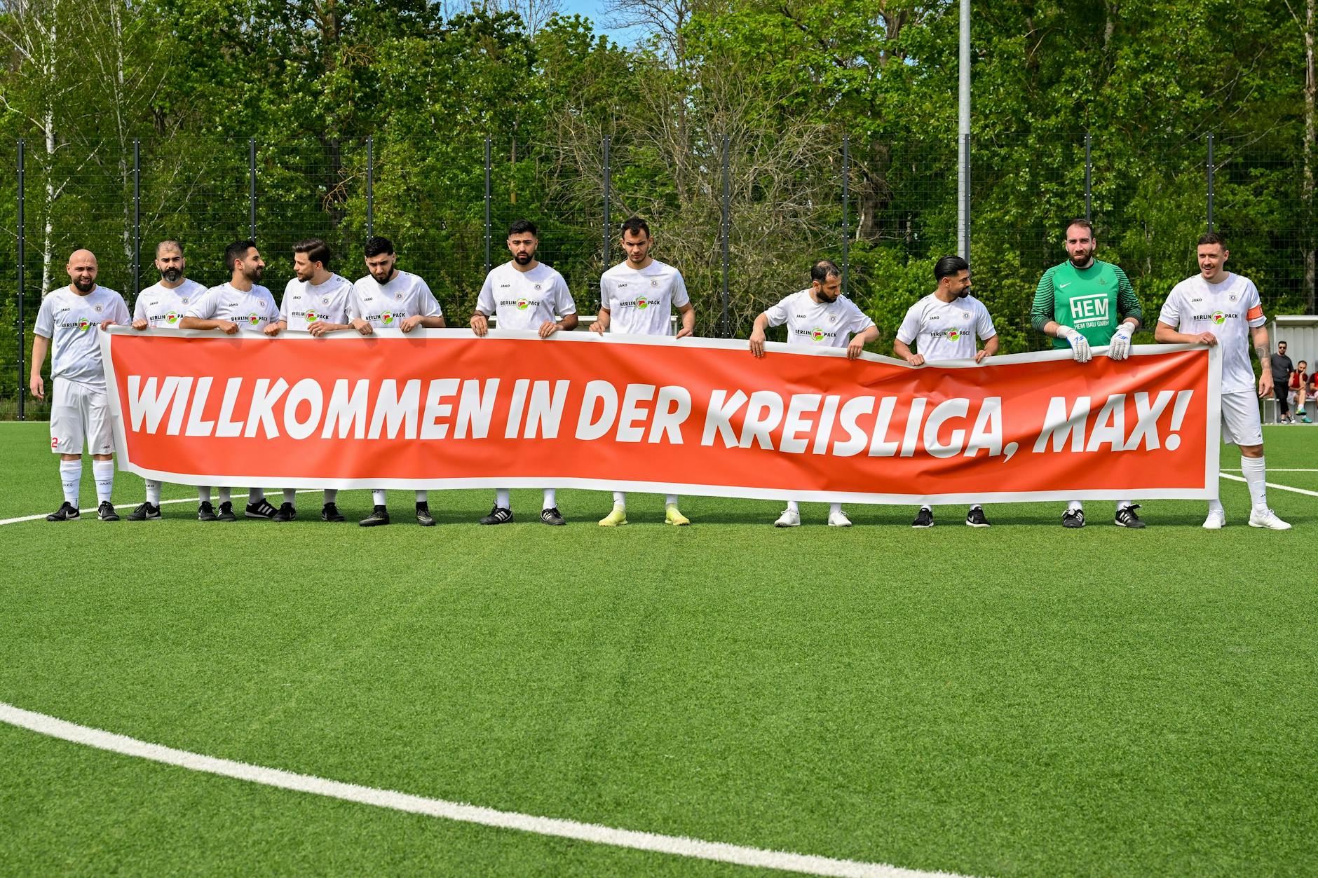 Die neuen Mitspieler sind von Kruses Mitwirken offensichtlich begeistert.