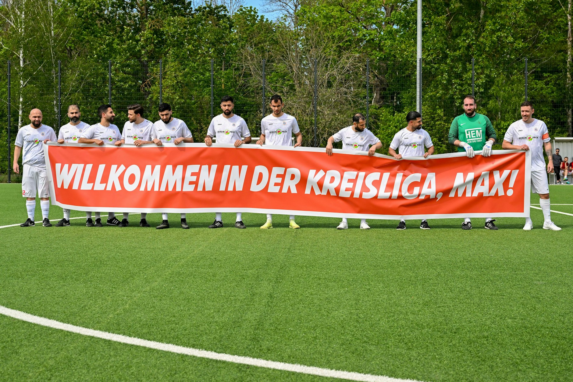 Die neuen Mitspieler sind von Kruses Mitwirken offensichtlich begeistert.