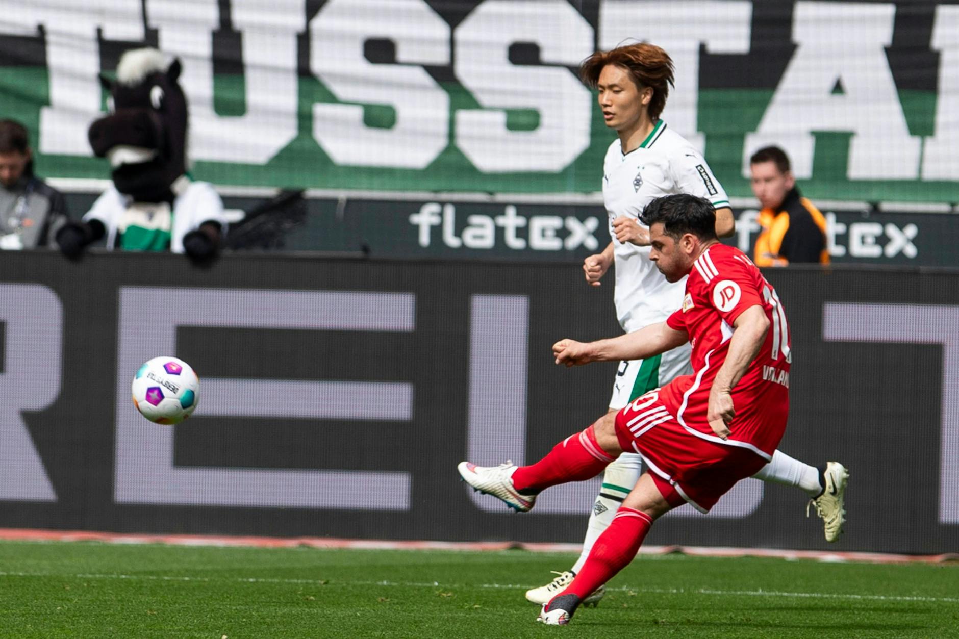 Doppeltes Alu-Pech: Union-Stürmer Kevin Volland (31) trifft gegen Borussia Mönchengladbach erst die Latte, später den Außenpfosten. 