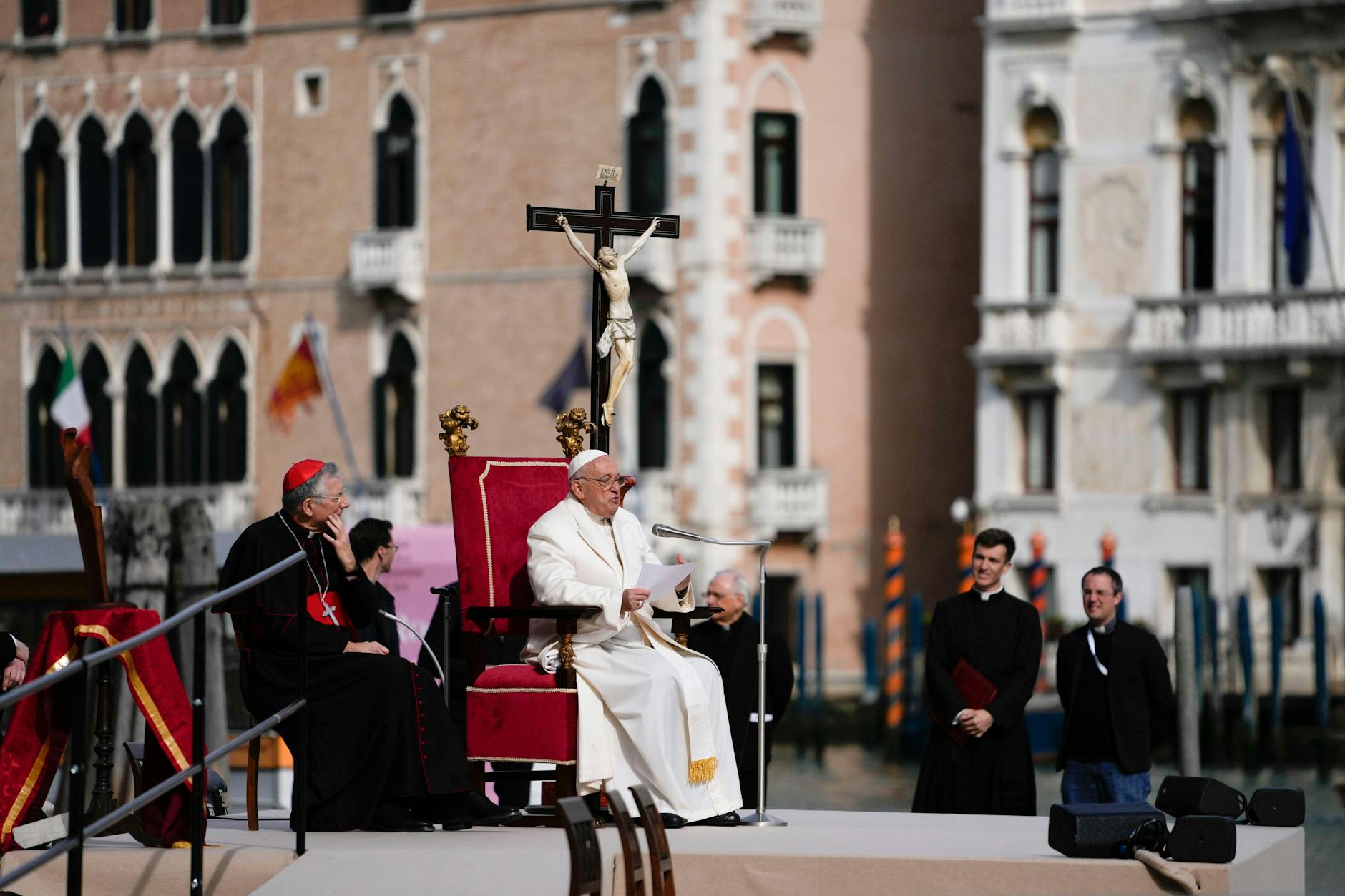 Papst Franziskus überbringt seine Botschaft vor der Basilika Santa Maria della Salute.
