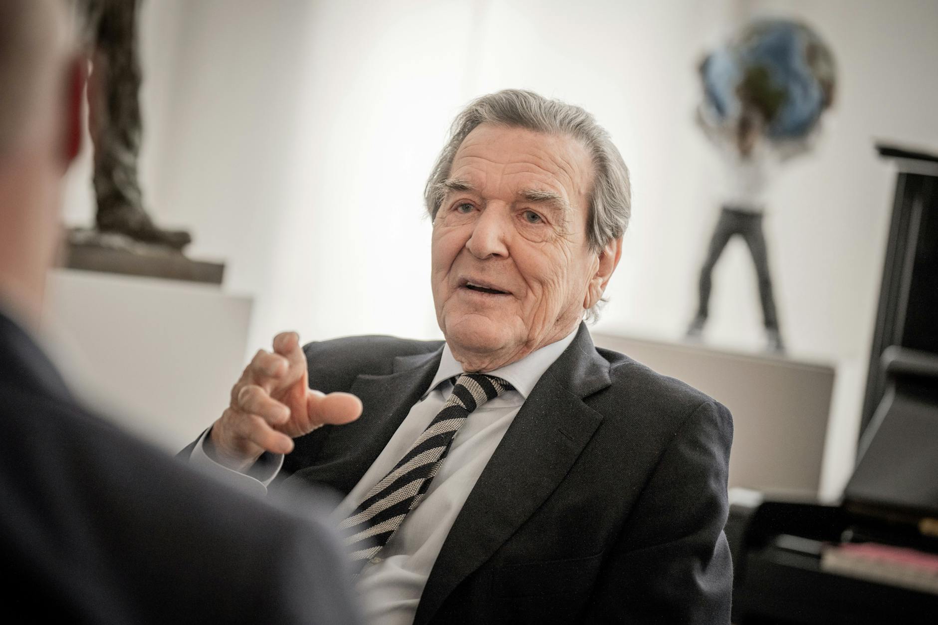 Gerhard Schröder wurde bereits am 7. April 80 Jahre alt – in Berlin feierte er seinen Geburtstag nun mit vielen prominenten Gästen nach.