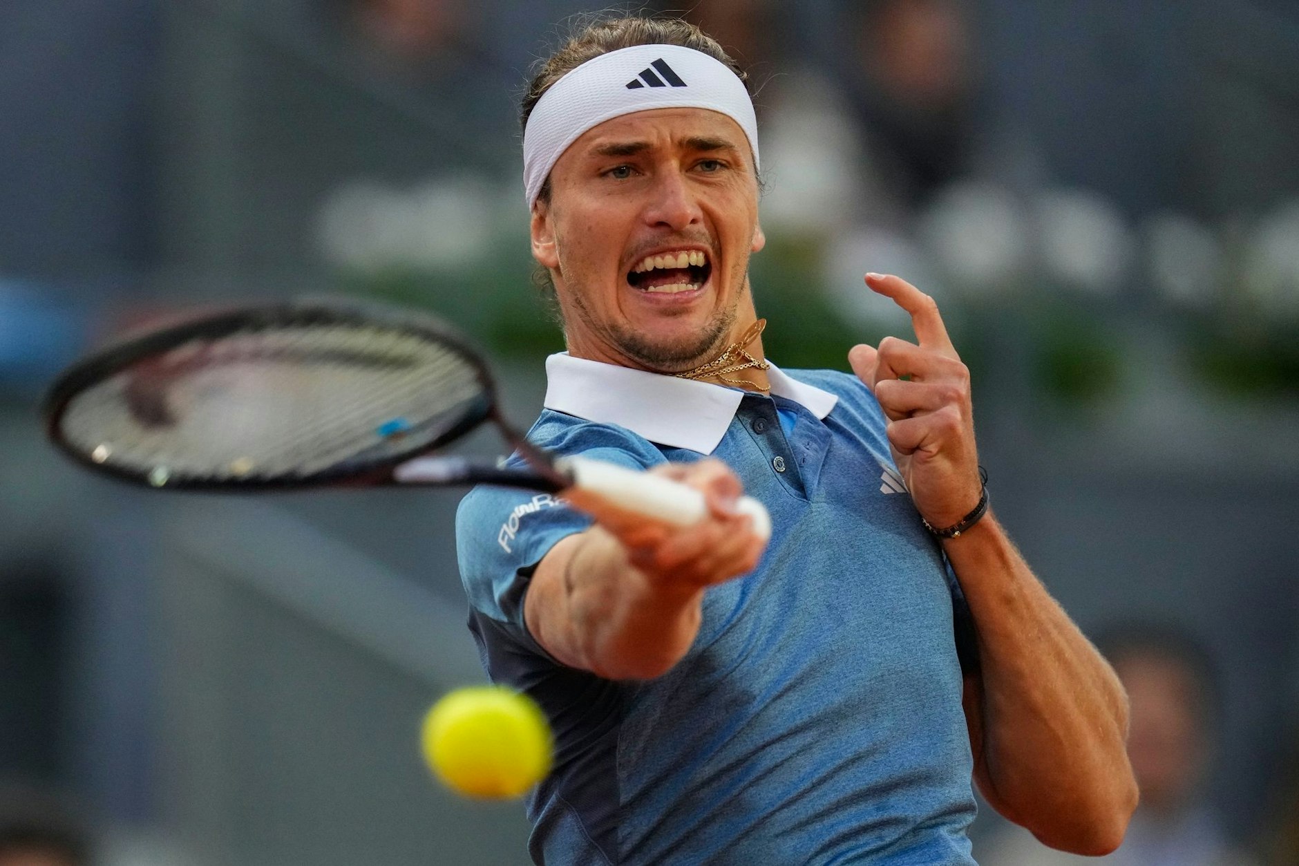 Alexander Zverev hat beim Masters-1000-Turnier in Madrid die dritte Runde erreicht. Zverev gab sich gegen den Kroaten Borna Coric keine Blöße und gewann souverän 6:3, 6:2. Im Kampf ums Achtelfinal-Ticket trifft er nun auf Denis Shapovalov aus Kanada.  