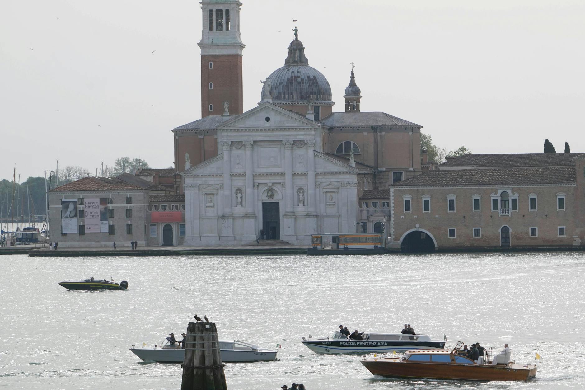 Papst Franziskus, an Bord eines Motorbootes im Vordergrund, fährt bei seiner Ankunft  an der Kirche San Giorgio Maggiore vorbei.