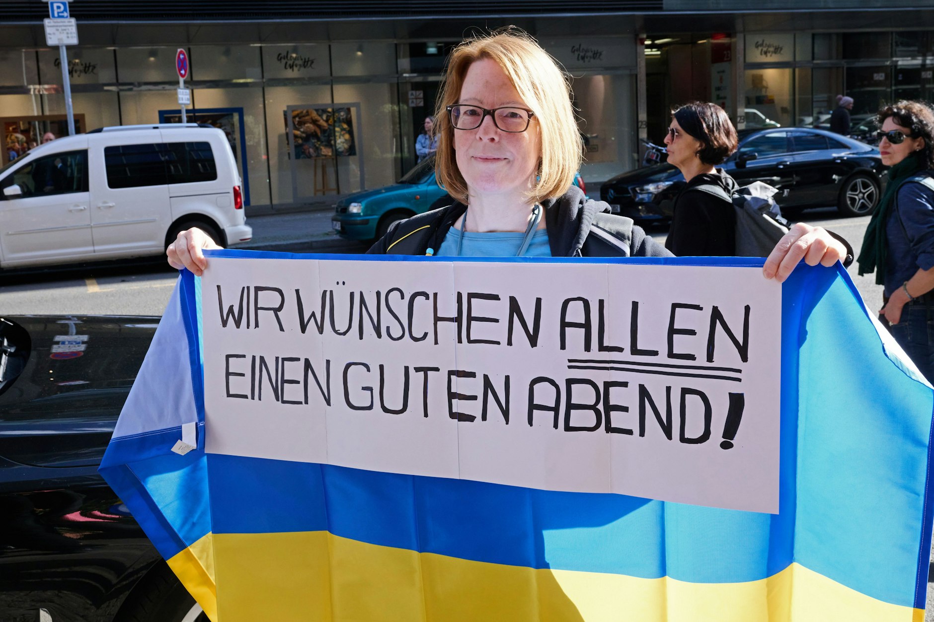 Während im Borchardt gefeiert wird, wird auf dem Gehweg protestiert. 