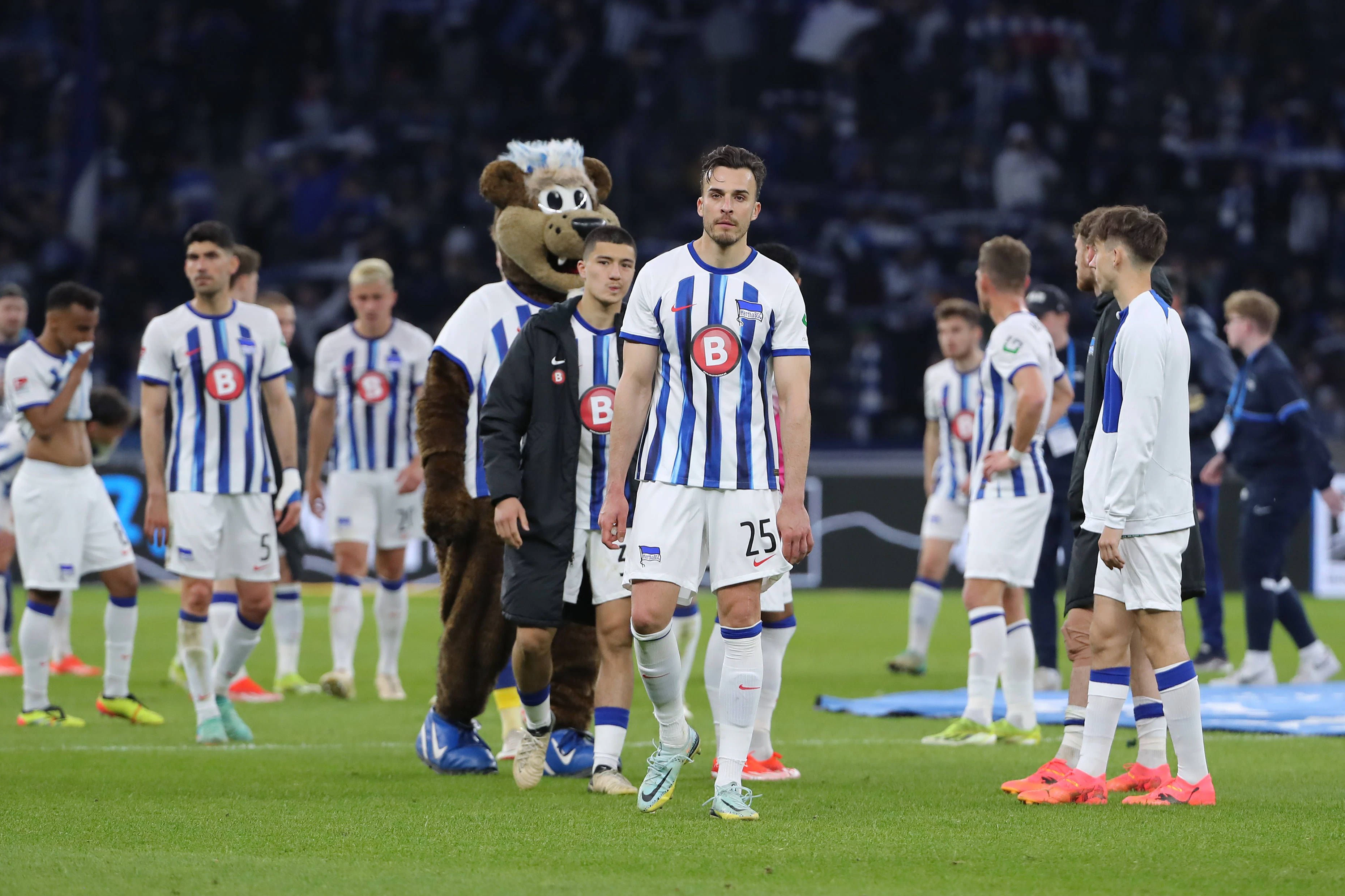 Haris Tabakovic und seine Hertha-Kollegen waren nach dem Schlusspfiff und dem späten Ausgleichstreffer von Hannover 96 bedient.