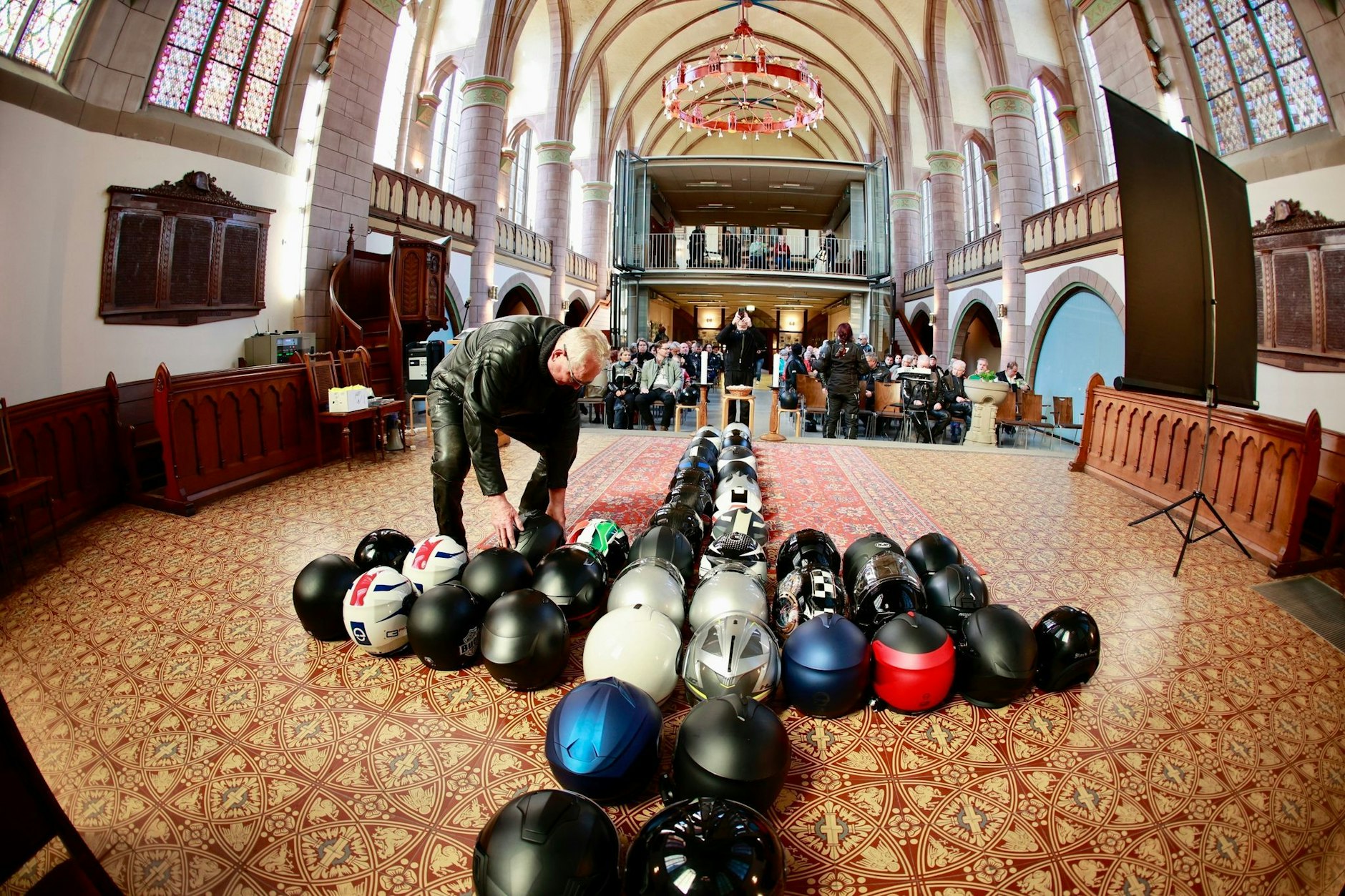 dpatopbilder - Aus Helmen wird ein Kreuz: Teilnehmer feiern einen Motorradgottesdienst in Bernburg in Sachsen-Anhalt. Der Gottesdienst läutet die diesjährige Motorradsaison ein - mit anschließender Ausfahrt.  