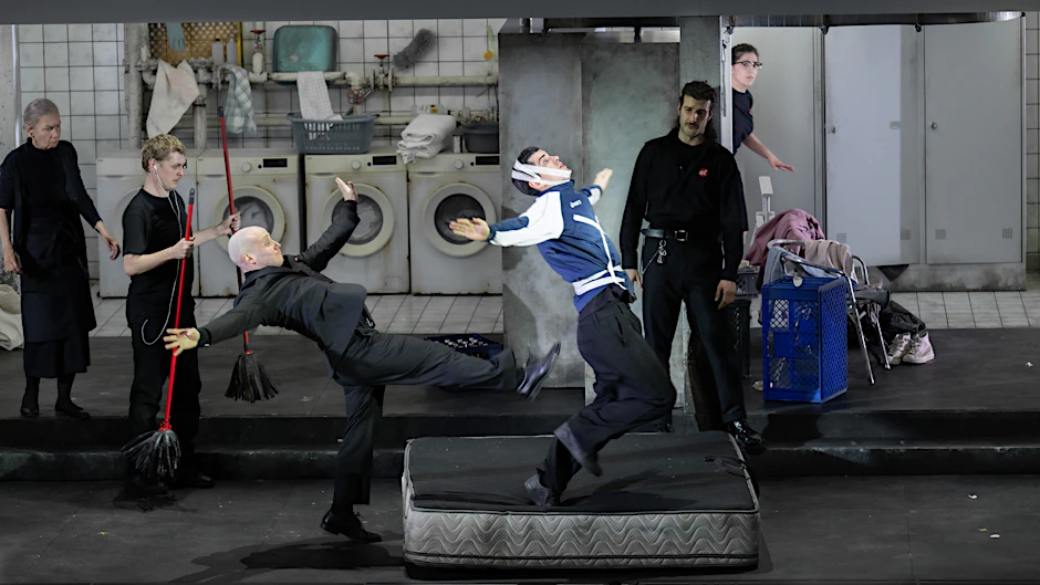 Blick in die untere Etage der Klassengesellschaft in „Le Nozze di Figaro“, inszeniert von Kirill Serebrennikow für die Komische Oper