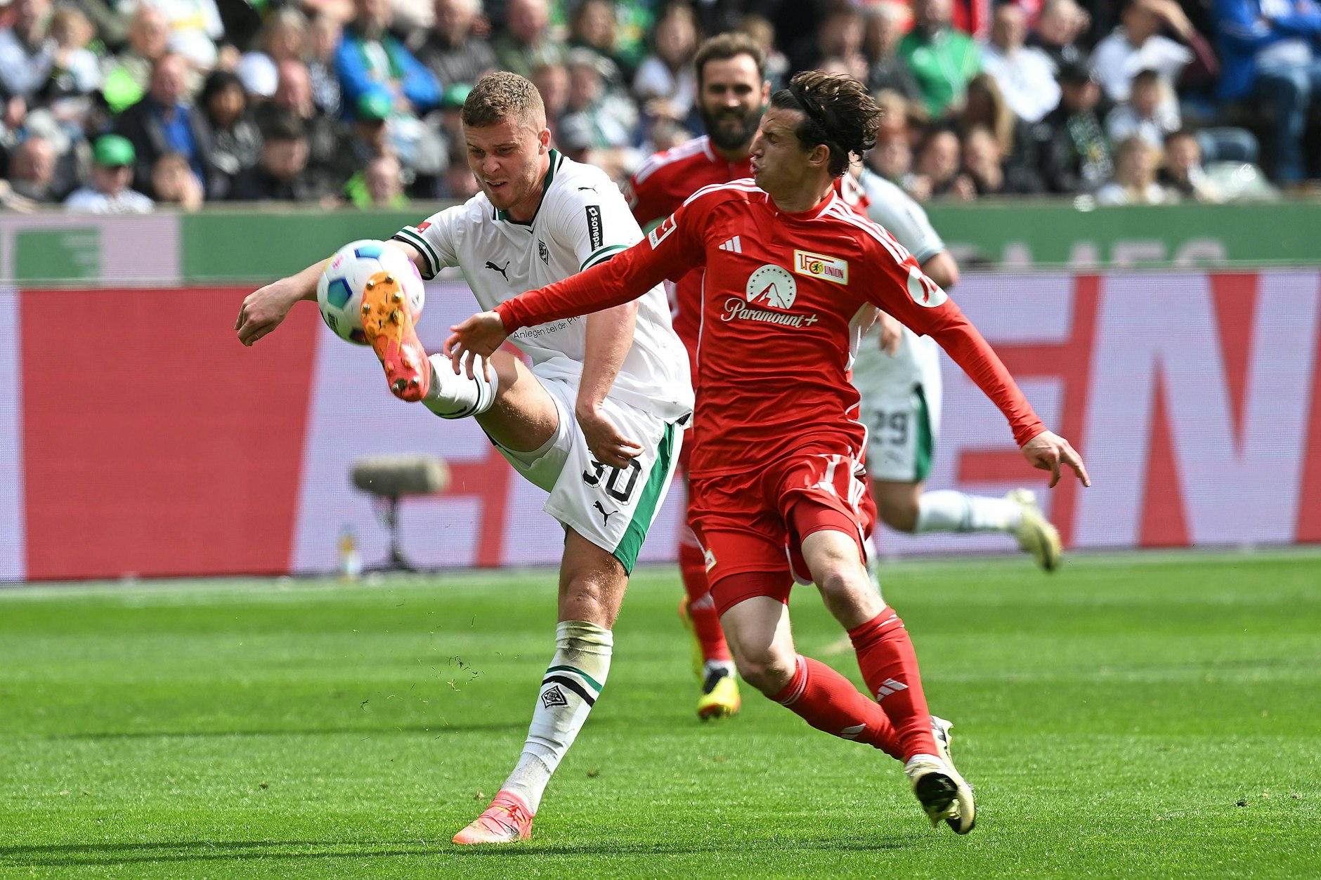 Brenden Aaronson (r.) und der 1. FC Union kämpfen bei Borussia Mönchengladbach um wichtige Punkte für den Klassenerhalt.