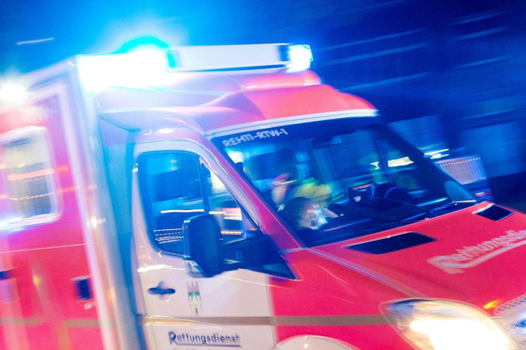 Ein Rettungswagen fährt mit Blaulicht zu einem Einsatz.