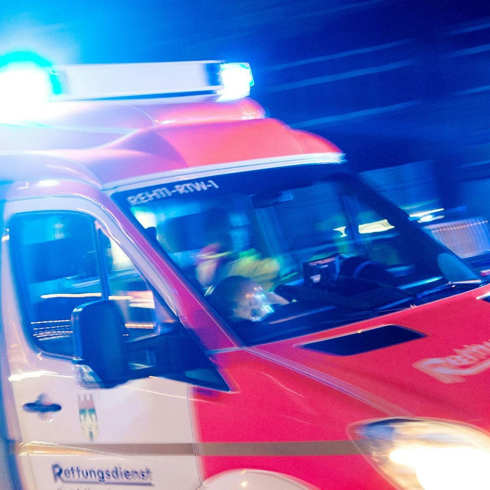 Jugendliche greifen zwei Männer an - einer stirbt im Krankenhaus