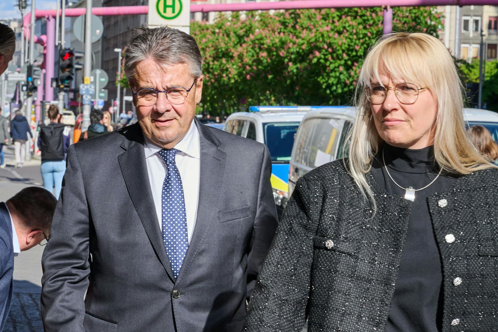 Sigmar Gabriel kommt mit Ehefrau Anke Stadler zur 80. Geburtstagsfeier von Altkanzler Schröder ins Berliner Borchardt.