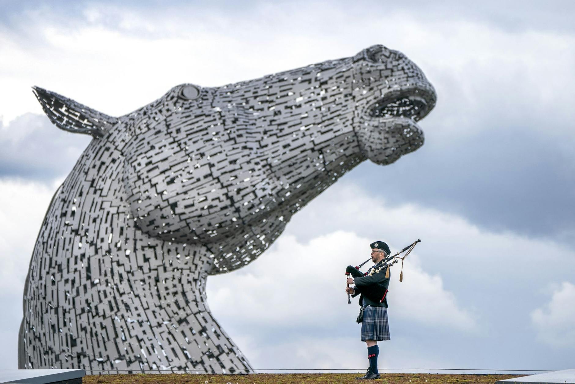 Jubiläum mit Dudelsackmusik: Seit zehn Jahren trotzen zwei Pferdeköpfe, aus Stahl und 30 Meter hoch, dem Wetter im schottischen Falkirk. Die Skulpturen sollen Kelpies darstellen: Wassergeister in Pferdegestalt aus der irisch-schottischen Mythologie.