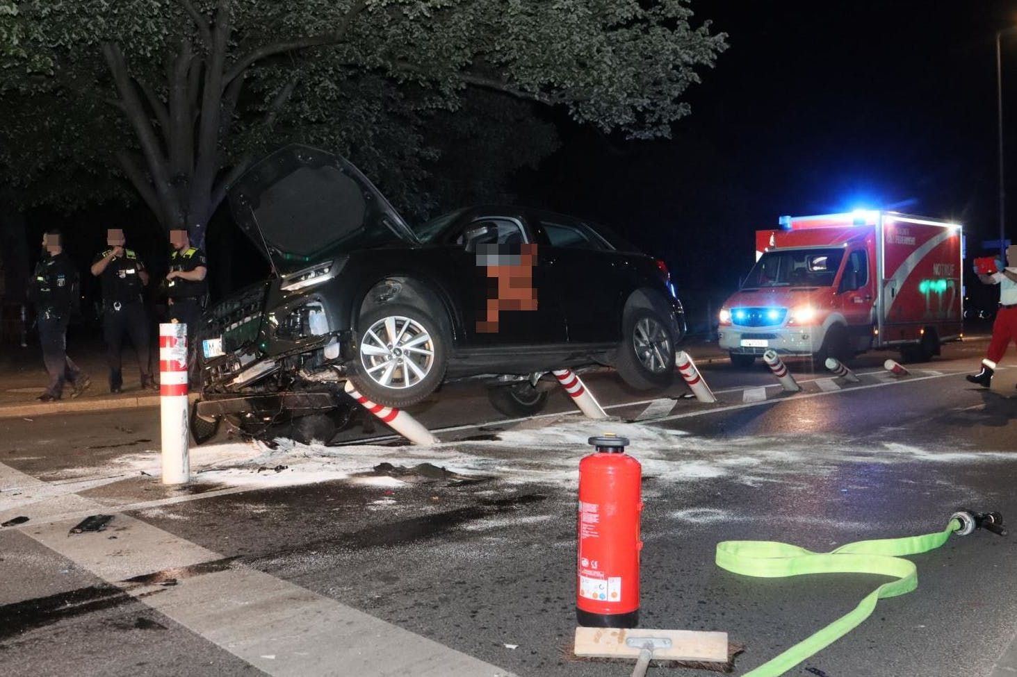 Audi im „Schwebezustand“, nachdem er am Oranienplatz gleich gegen sechs Begrenzungspollern gerast war. 