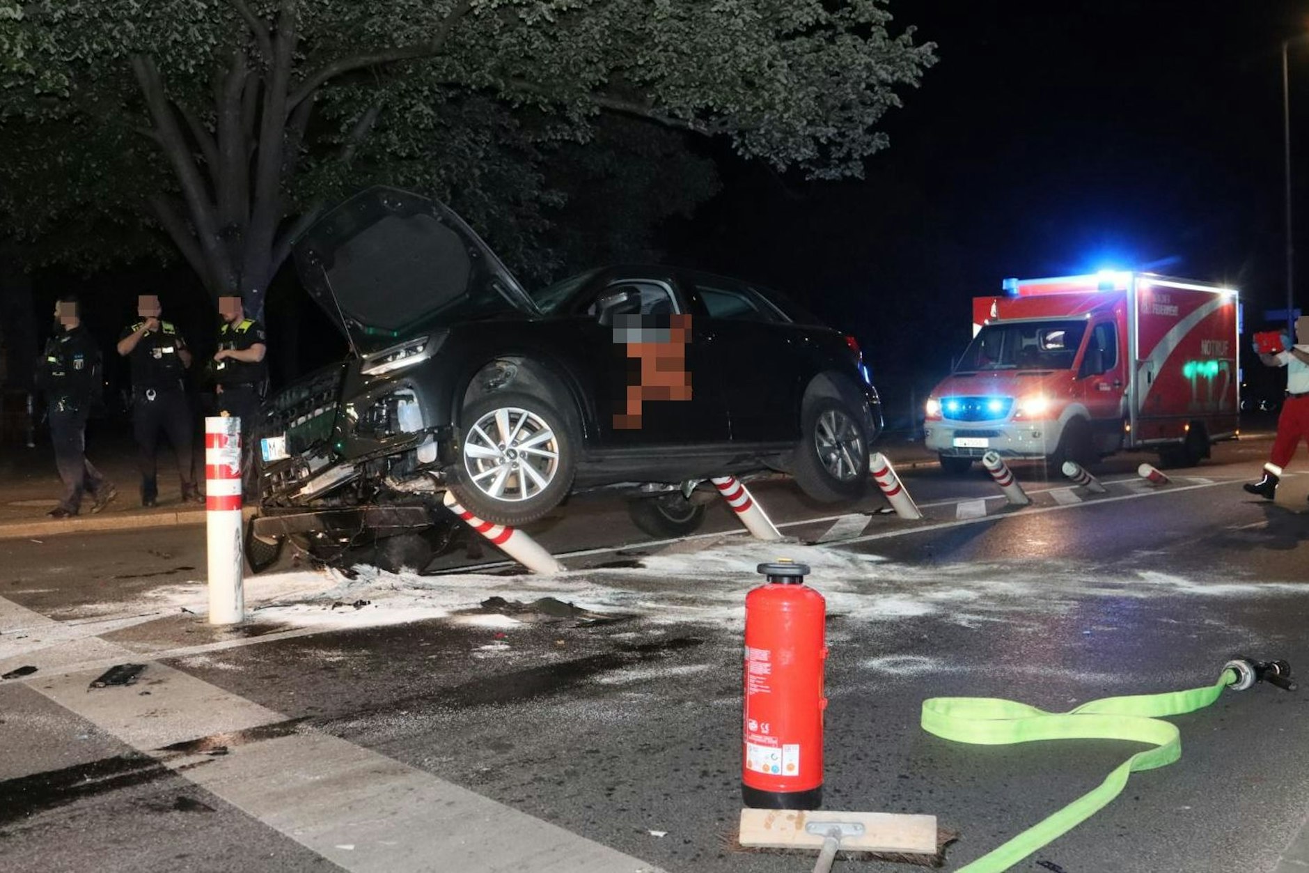 Audi im „Schwebezustand“, nachdem er am Oranienplatz gleich gegen sechs Begrenzungspollern gerast war.&nbsp;