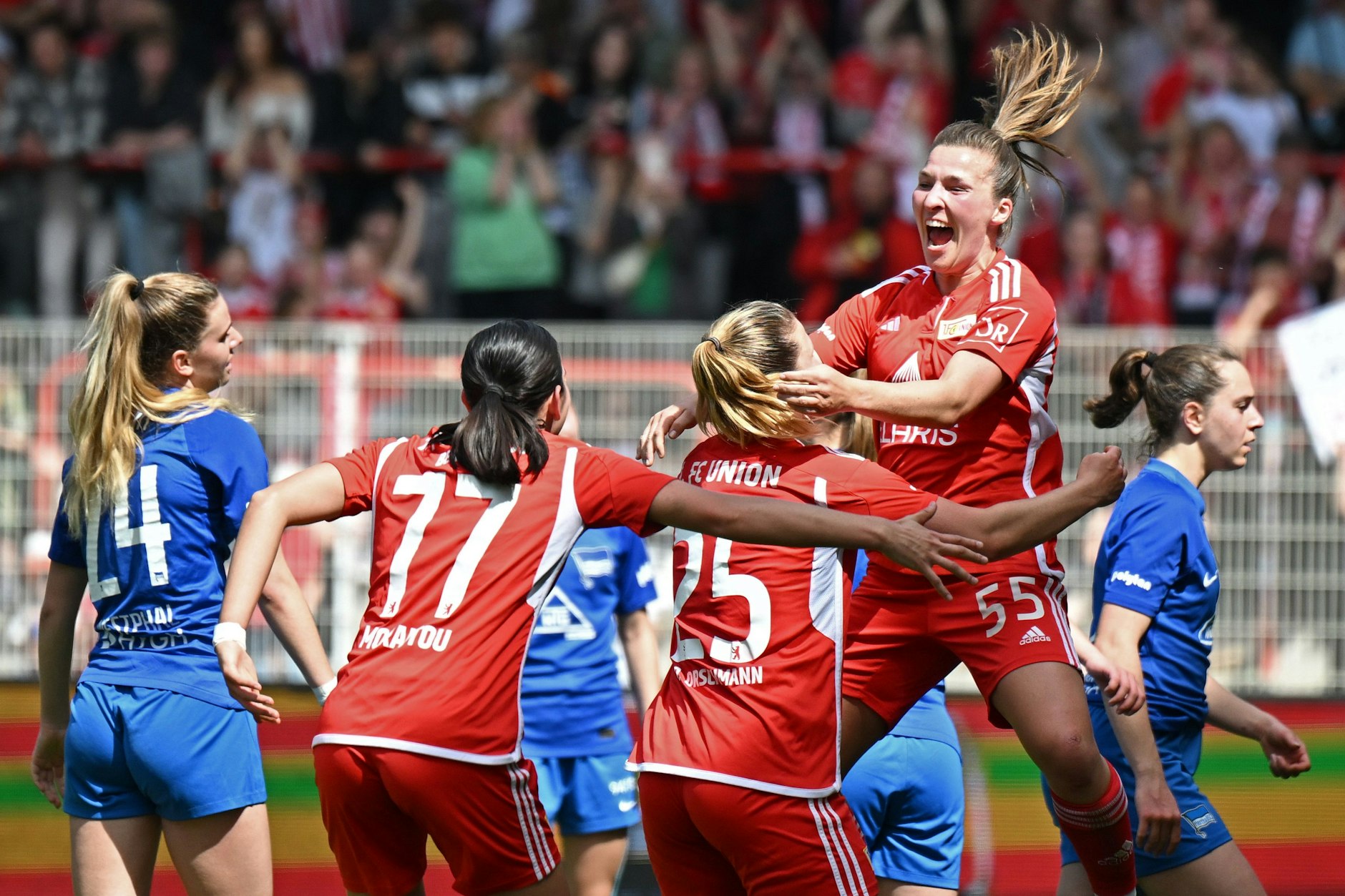 Katja Orschmann (r.) jubelt nach ihrem Tor zum zwischenzeitlichen 3:0 für den 1. FC Union Berlin im Stadtderby gegen Hertha BSC im Stadion An der Alten Försterei.