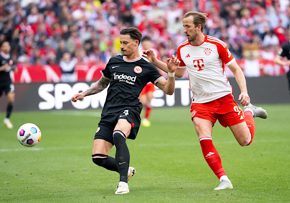 Eintracht-Verteidiger Robin Koch im Duell mit Harry Kane.  