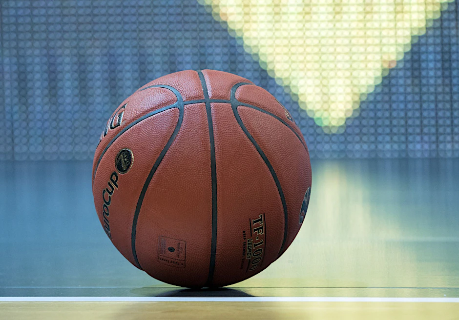 ARCHIV - Ein Basketball liegt auf dem Spielfeld.  