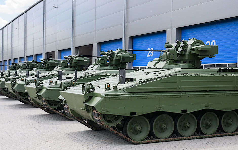 Modernisierte Marder-Schützenpanzer stehen in einem Rheinmetall-Werk.&nbsp;