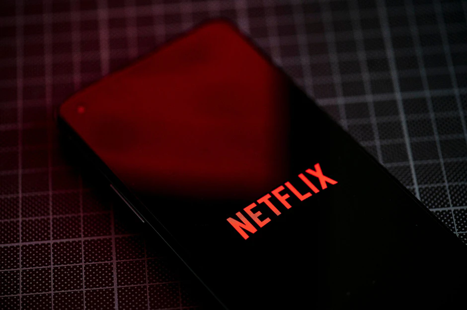 Auf dem Bildschirm eines Smartphones ist das Logo von Netflix zu sehen.