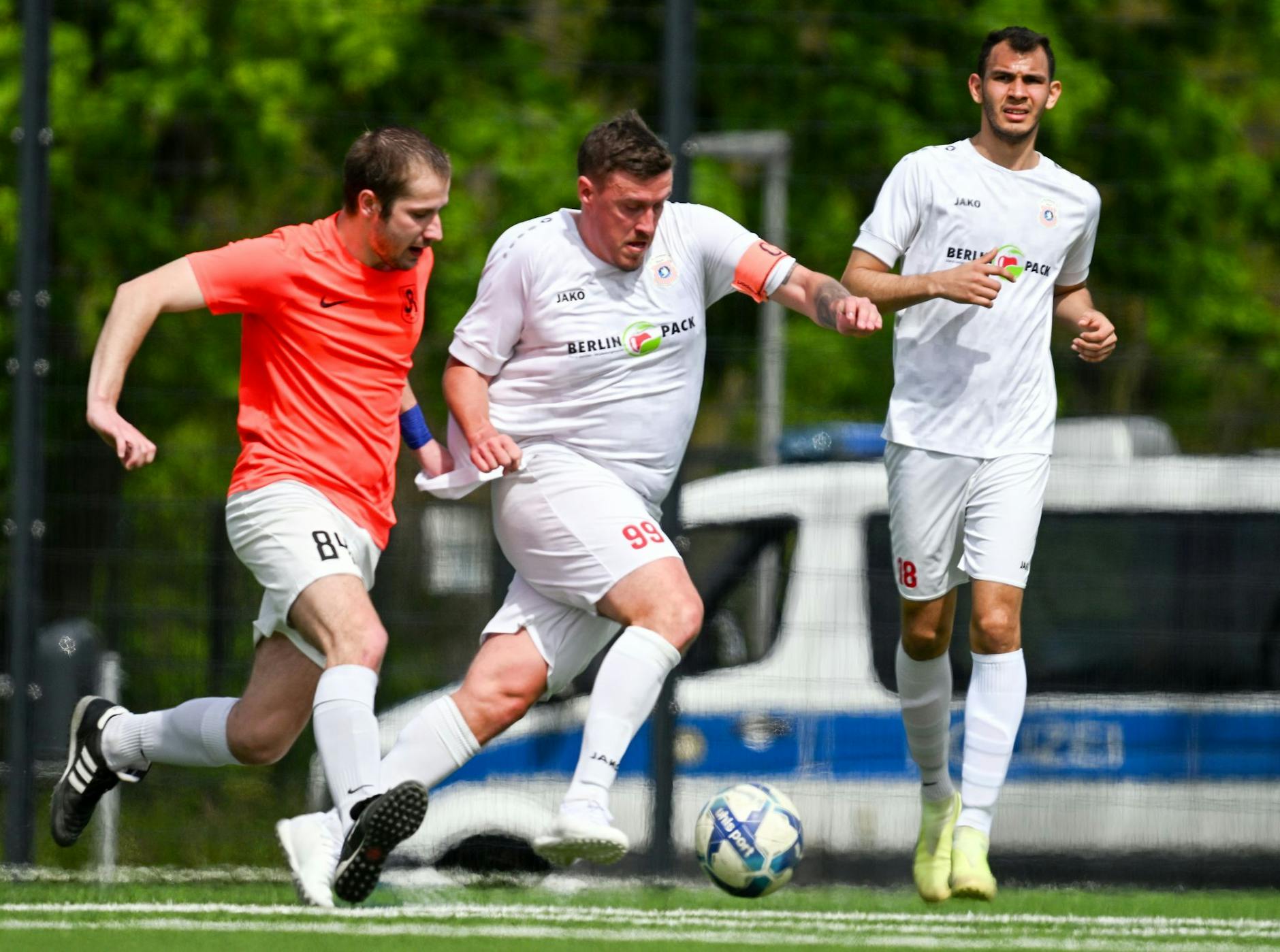 Comeback mit der 99 auf dem Rücken: Max Kruse (M) von Al-Dersimspor gegen Mathis Grohmann (l) von den Spandauer Kickers.