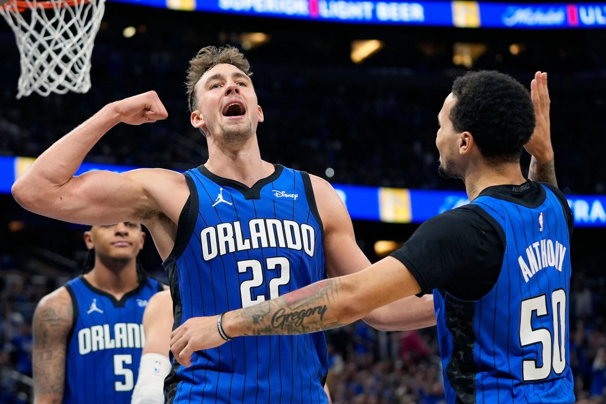 Auch dank des deutschen Weltmeisters Franz Wagner (l) haben die Orlando Magic die NBA-Playoff-Serie gegen die Cleveland Cavaliers ausgeglichen. Dem Team gelang im vierten Duell der Best-of-Seven-Serie ein 112:89. Wagner war der beste Werfer der Gastgeber.  