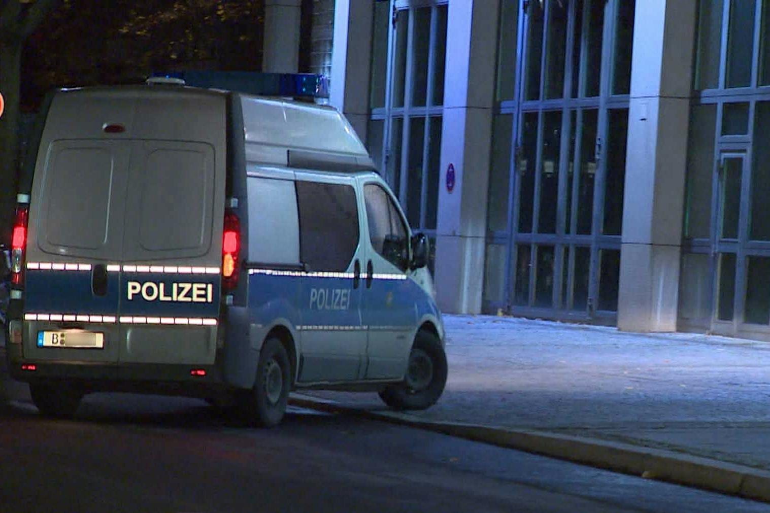 Ein Polizeifahrzeug am Berliner Landeskriminalamt