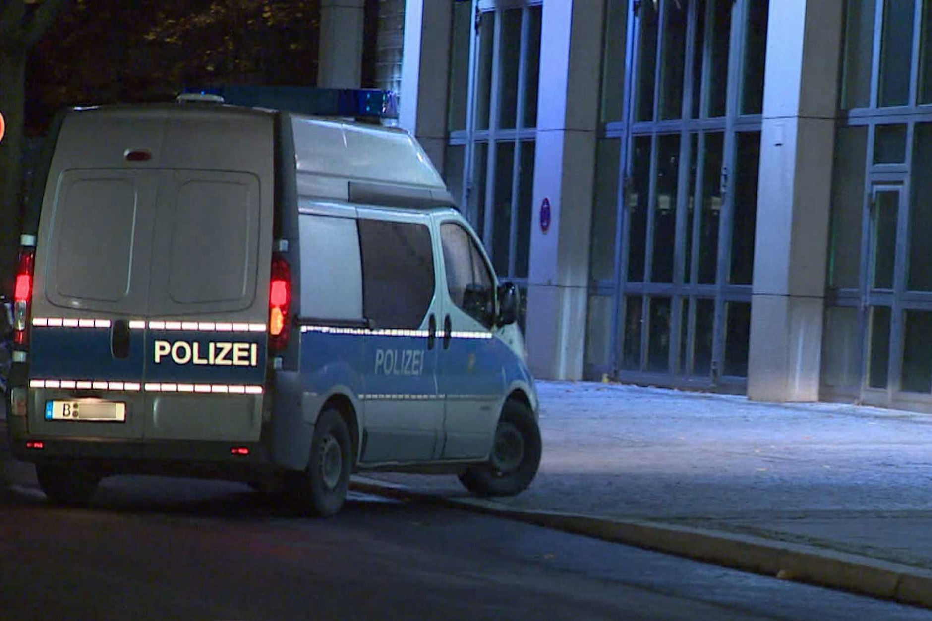 Ein Polizeifahrzeug am Berliner Landeskriminalamt