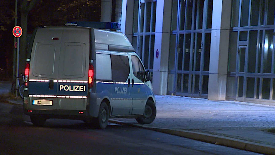 Ein Polizeifahrzeug am Berliner Landeskriminalamt