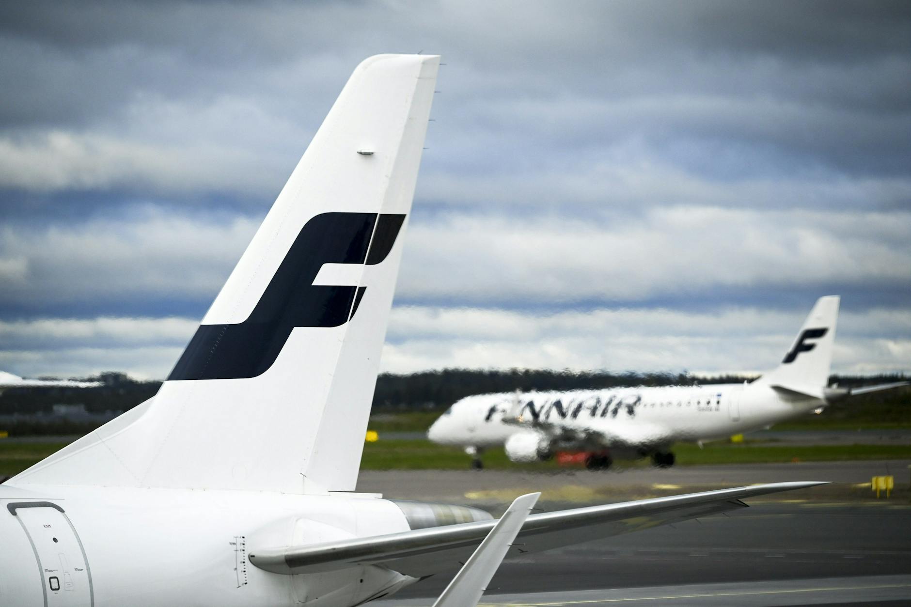 GPS-Störungen gemeldet: Flugzeuge der Fluggesellschaft Finnair stehen auf dem Flughafen Helsinki.