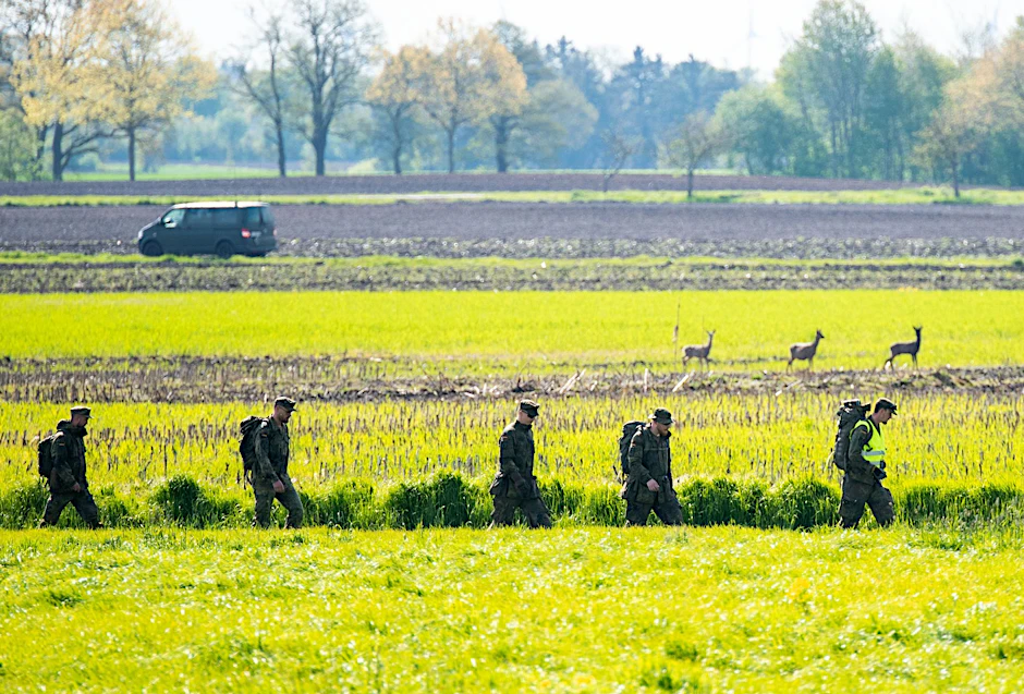 Bundeswehrsoldaten suchen mit einer Menschenkette nach Arian. Der sechs Jahre alte Junge wird weiter vermisst. Seit dem Vormittag sind rund 800 Helfer im Einsatz. Es ist die bisher größte Suchaktion nach dem Jungen.  