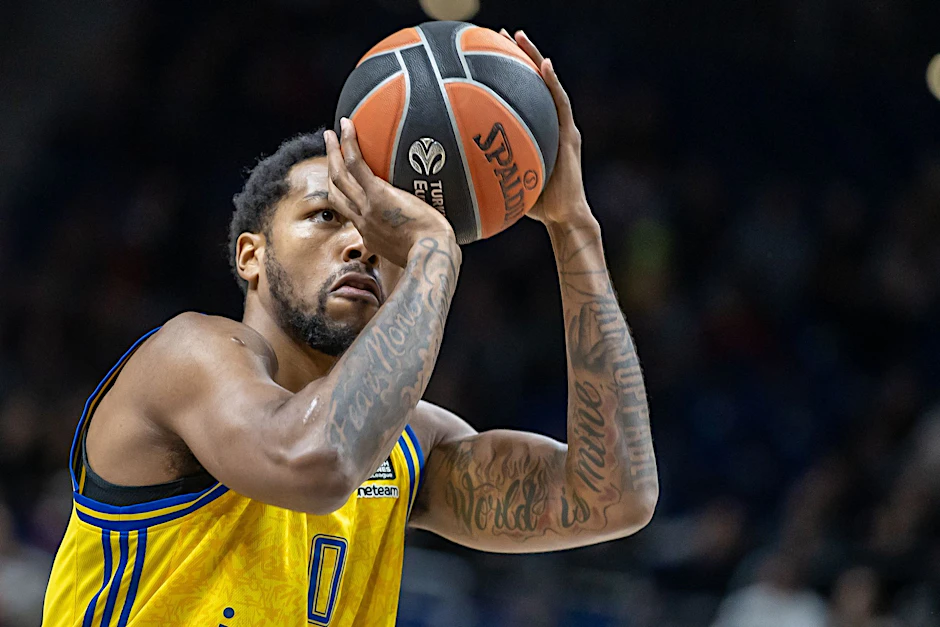 ARCHIV - Berlins Sterling Brown hält den Ball bereit für einen Freiwurf.  