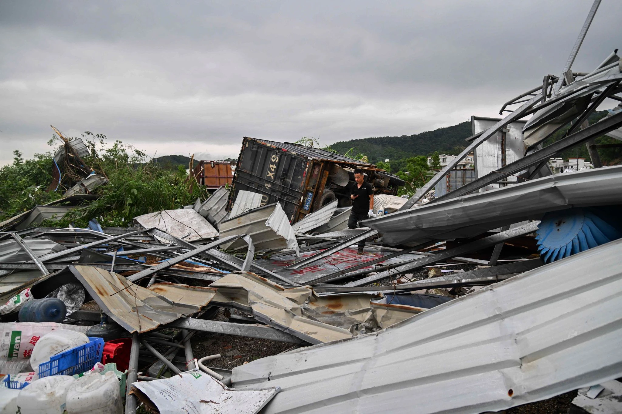 Nach einem Tornado in der südchinesischen Provinz Gaungzhou steht in manchen Dörfern kaum noch ein Stein auf dem anderen. In der vergangenen Woche war die Region bereits von Starkregen und Überschwemmungen betroffen.  