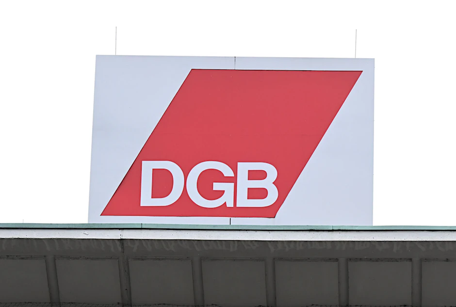 PRODUKTION - Das Logo des Deutschen Gewerkschaftsbundes DGB, ist am Gewerkschaftshaus in Stuttgart angebracht.  