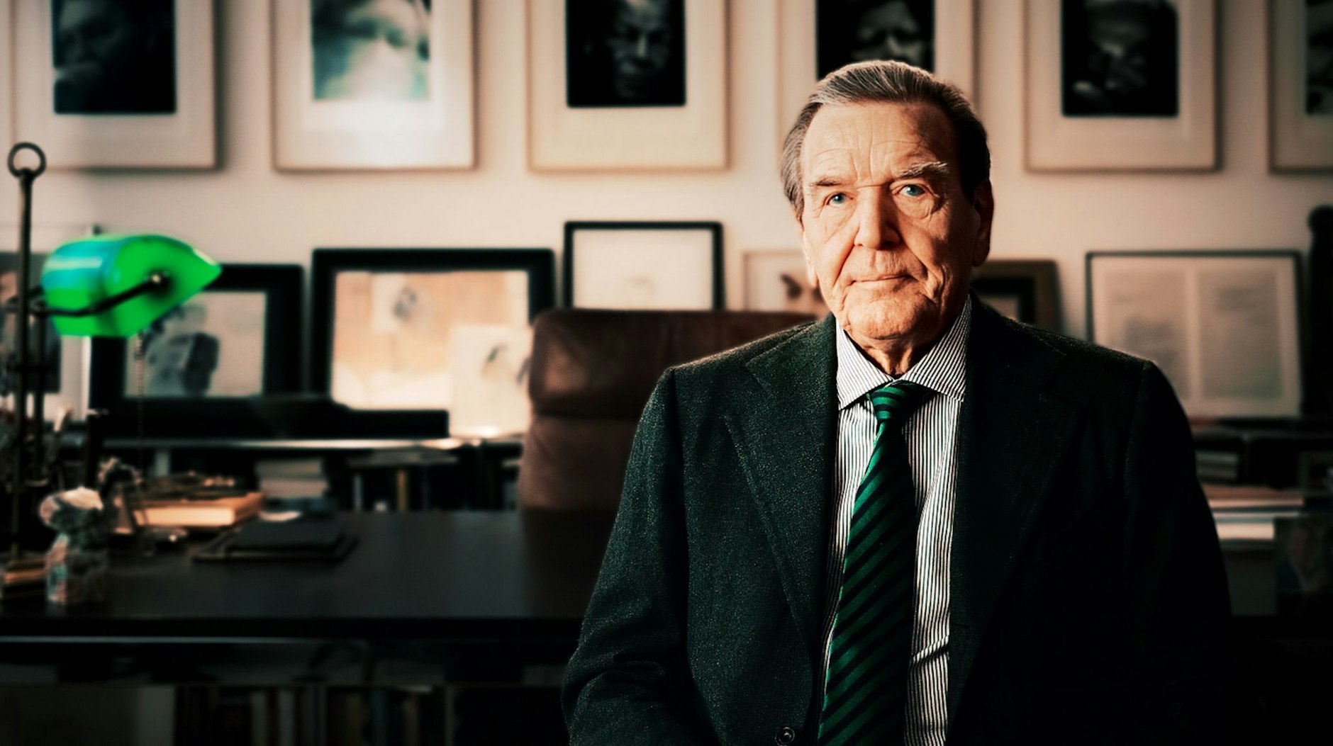 ARD/NDR AUSSER DIENST? - DIE GERHARD SCHRÖDER-STORY, am Montag (08.04.24) um 21:00 Uhr im ERSTEN.
Gerhard Schröder empfängt das NDR Team in seiner Kanzlei in Hannover. Seitdem er das Kanzleramt 2005 verlassen hat, ist er unter anderem weiter als Rechtsanwalt tätig.
© , honorarfrei - Verwendung gemäß der AGB im engen inhaltlichen, redaktionellen Zusammenhang mit genannter NDR-Sendung und bei Nennung "Bild: NDR/Sven Wettengel" (S2). NDR Presse und Information/Fotoredaktion, Tel: 040/4156-2333 oder -2305, pressefoto@ndr.de