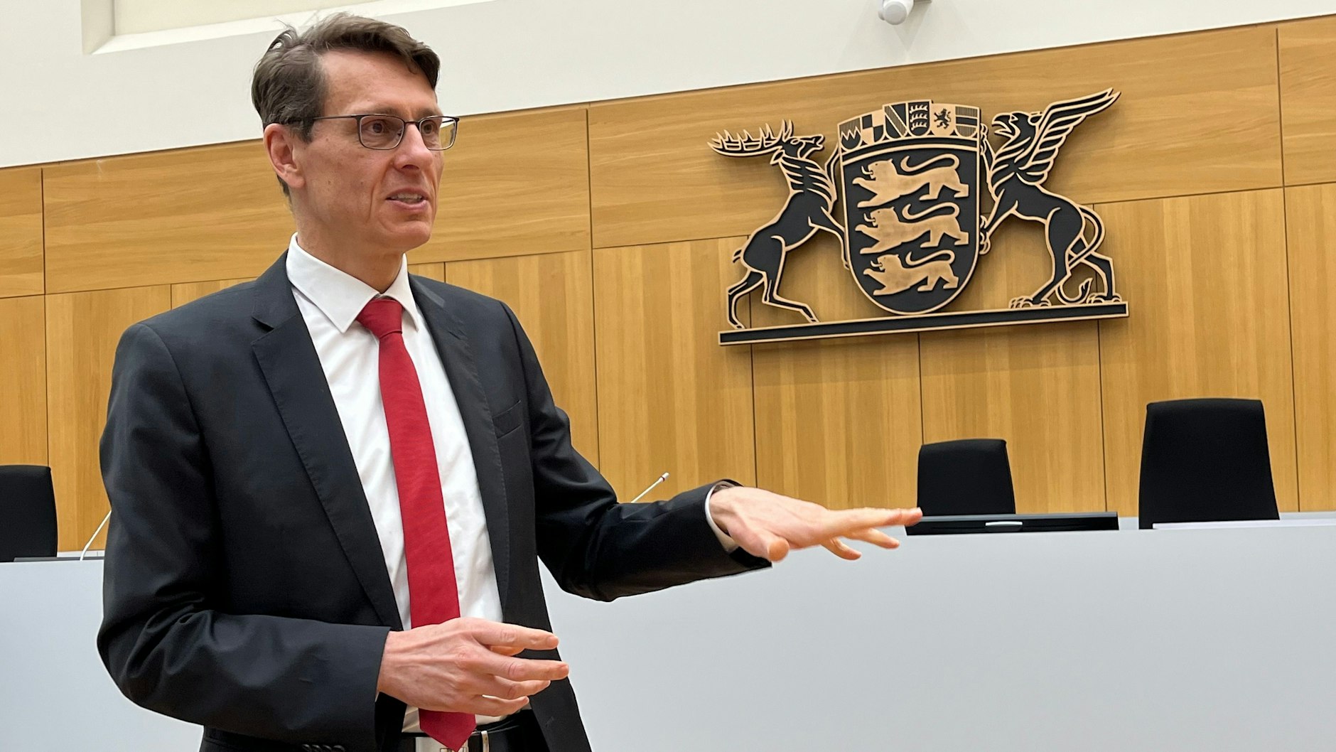 Der Präsident des Stuttgarter OLG, Andreas Singer, steht in dem Gerichtssaal im Oberlandesgericht, in dem der Reichsbürgerprozess verhandelt wird. 