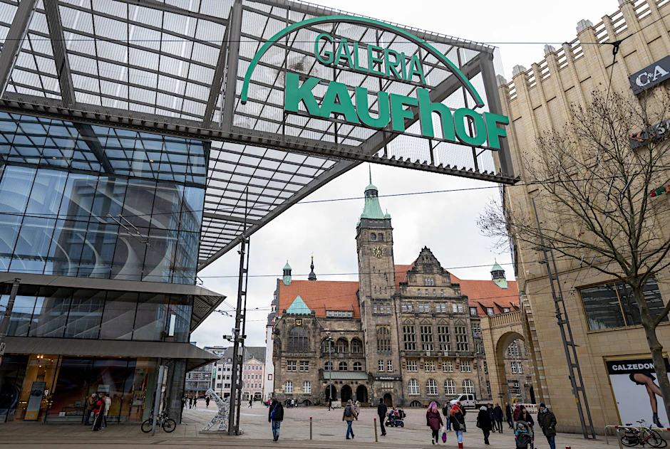 ARCHIV - Das Logo der Galeria Kaufhof prangt groß über dem Neumarkt in Chemnitz. Die Filiale ist auch von den Schließungen betroffen (Archivbild).  