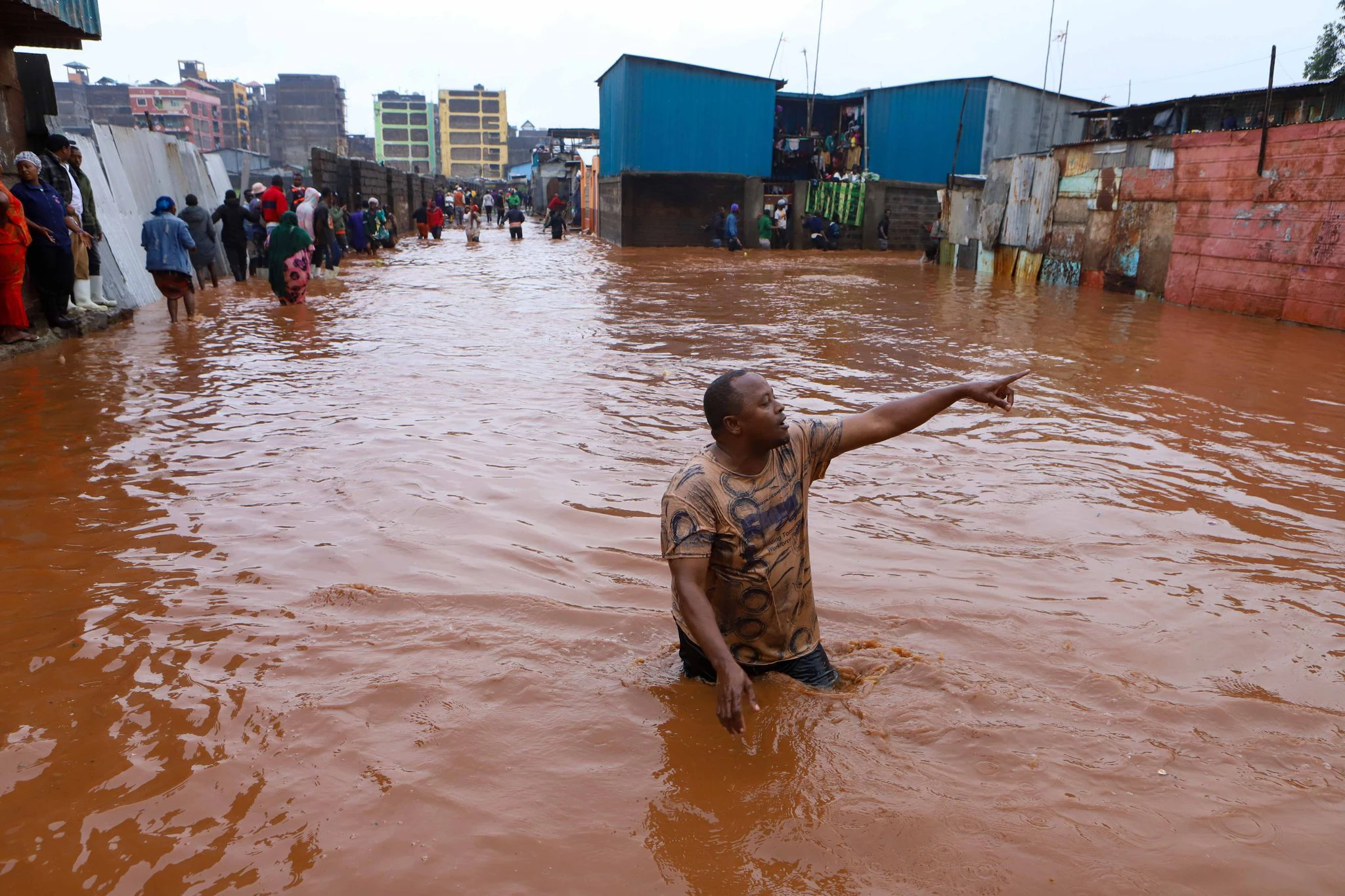 ARCHIV - Nach heftigen Regenfällen in Kenia stehen Teile des Landes unter Wasser. Besonders schlimm ist die Situation in den dichtbesiedelten Slums - wie hier in Nairobi.  