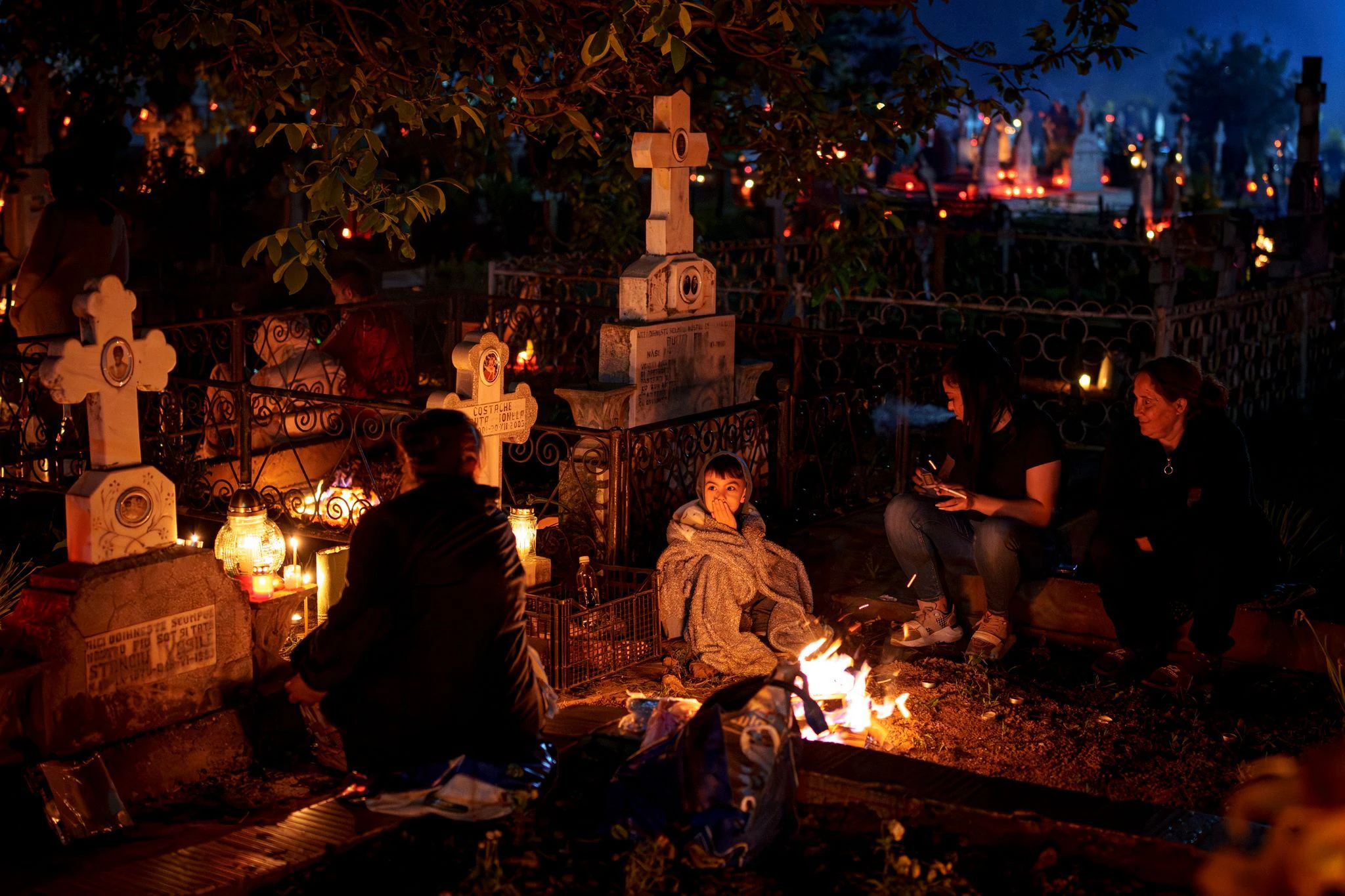 Mit Feuern und Essen haben sich auf diesem Friedhof nahe Bukarest viele Gläubige versammelt, um ihrer Angehörigen zu gedenken. Die Rumänisch-Orthodoxe Kirche hat nach der russischen zahlenmäßig die zweitgrößte orthodoxe Glaubensgemeinschaft der Welt.  