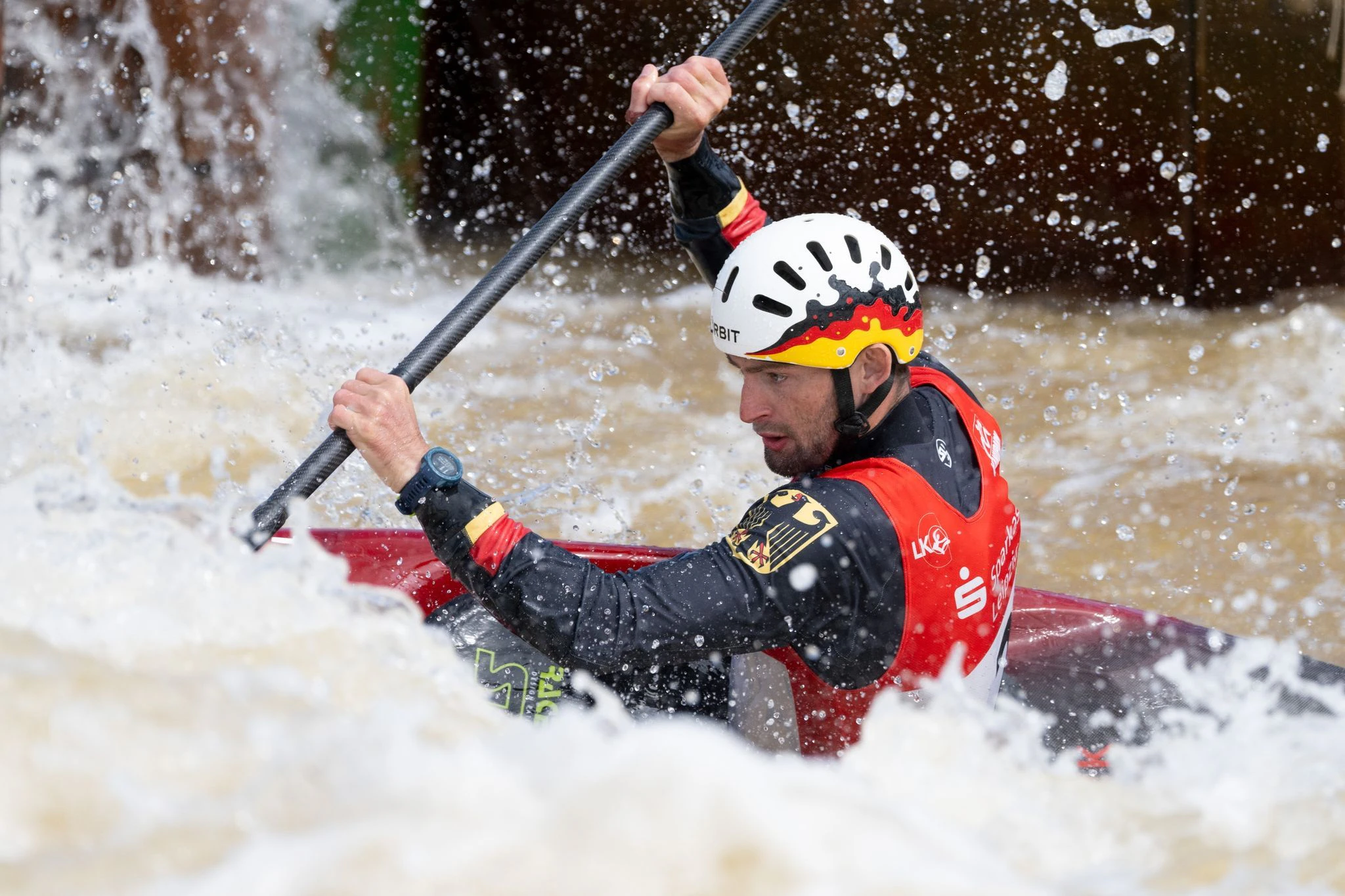Voller Einsatz für die Olympia-Qualifikation: Kanufahrer Stefan Hengst kämpft auf der Wildwasseranlage in Markkleeberg in Sachsen nicht nur gegen die Kraft des Wassers, sondern auch für seine Teilnahme an den Olympischen Spielen in Paris.  
