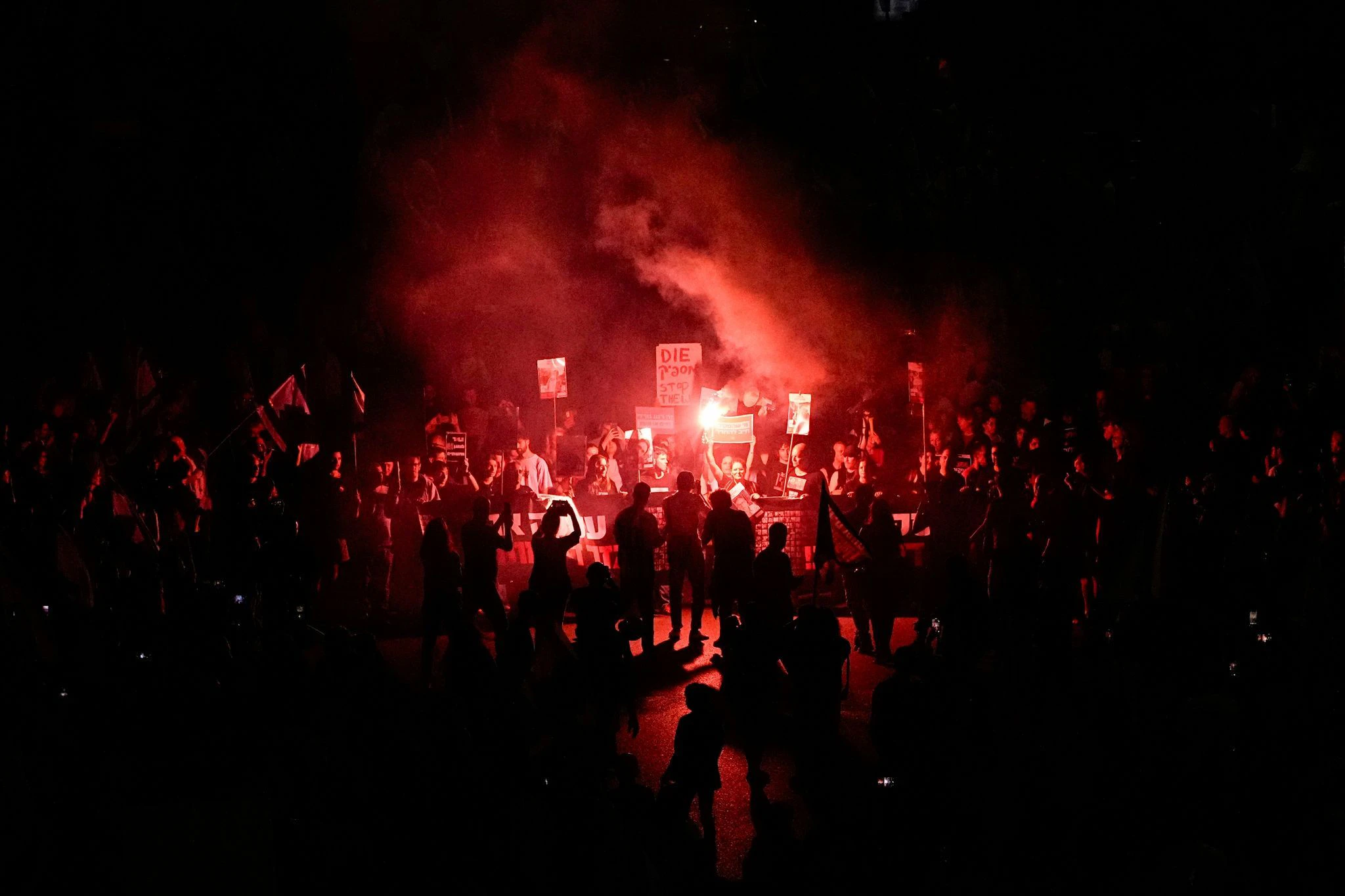 In Tel Aviv protestieren Hunderte gegen die Regierung des israelischen Ministerpräsidenten Netanjahu und fordern die Freilassung der Geiseln, die im Gazastreifen von der Hamas festgehalten werden.  