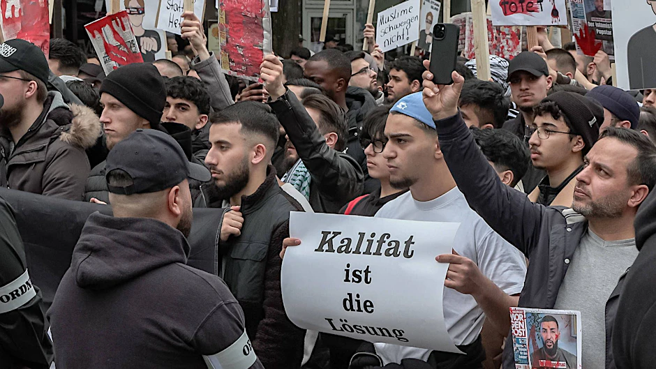Ende April hatte es bei einer Demo des als extremistisch eingestuften Netzwerks „Muslim Interaktiv“ Rufe nach einem Kalifat in Deutschland gegeben.&nbsp;